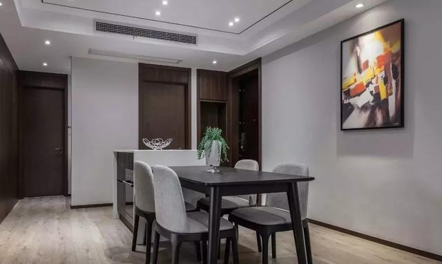 123平的现代风二居室，书房和衣帽间整合进主卧里！